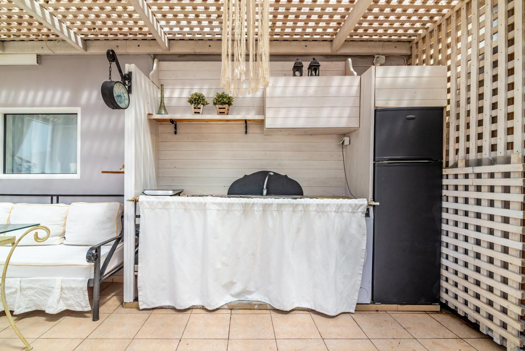 Atmospheric With Large Terrace Heraklion (Crete)